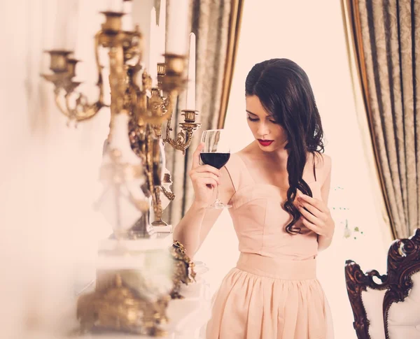 Kvinna med glas rött vin — Stockfoto