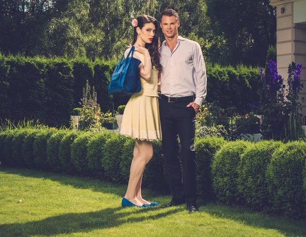 Young couple in luxury house garden — Stock Photo, Image