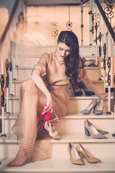 Belle jeune femme assise sur un escalier dans l'intérieur de la maison de luxe — Photo