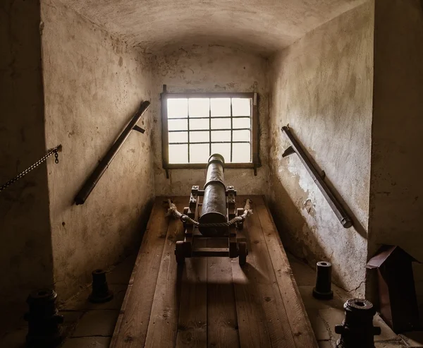 Oude kanon in kasteel — Stockfoto