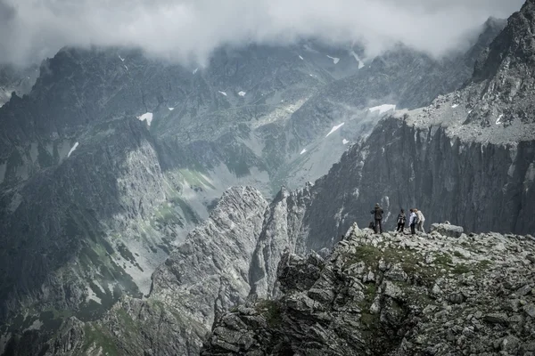 Wanderer auf einem Gipfel eines Berges — Stockfoto