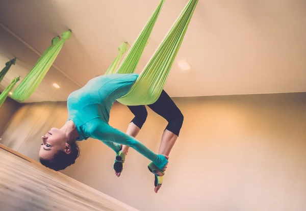 Mujer joven realizando ejercicio de yoga antigravedad —  Fotos de Stock