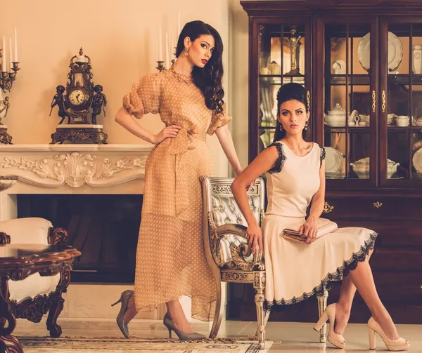 Mulheres em interior de casa de luxo — Fotografia de Stock