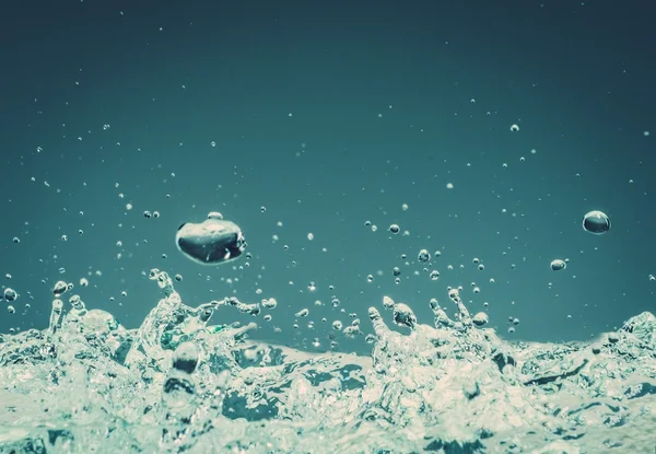 水溅到上孤立的背景 — 图库照片