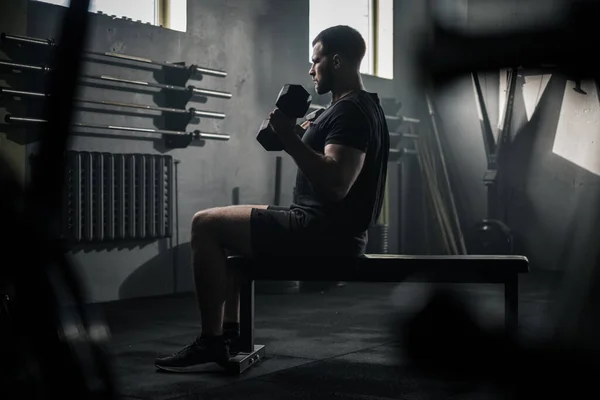 Uomo serio concentrato sull'allenamento delle braccia . — Foto Stock