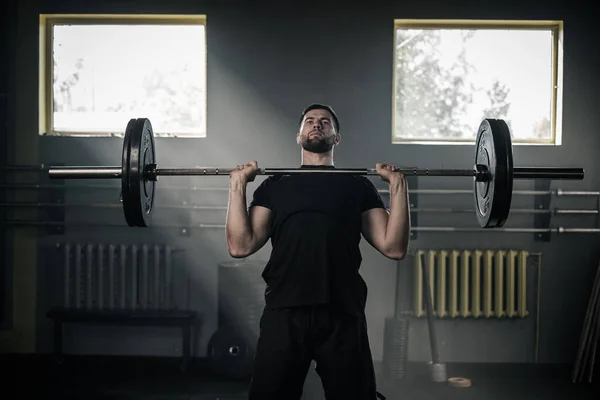 Atleta hombre hacer ejercicio con barra de pesas . — Foto de Stock