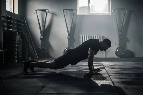 Esportista faz exercícios no Big Dark Gym . — Fotografia de Stock