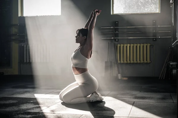 Belle femelle faire étirement rapide avant l'entraînement . — Photo