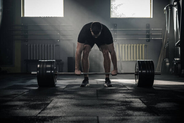 Fitness Man Get Ready to Raise Barbell . Royalty Free Stock Images