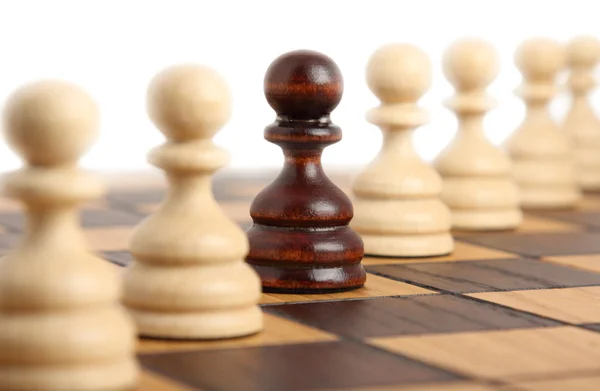 Peones en un tablero de ajedrez — Foto de Stock