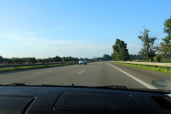 Uitzicht vanaf de auto op de hoge snelheid snelweg — Stockfoto