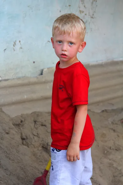 Portret chłopca, brudne ściany — Zdjęcie stockowe