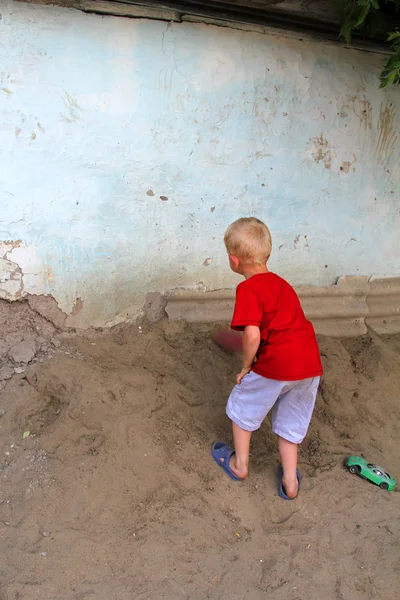 Pojken spelar på sand — Stockfoto