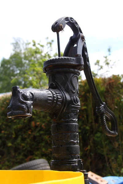 Antigua bomba de agua tradicional — Foto de Stock