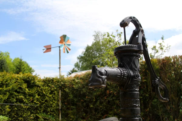 Oude traditionele waterpomp — Stockfoto