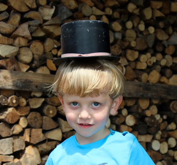 Il bambino con un cappello a cilindro — Foto Stock