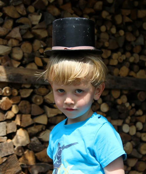 Mały chłopiec w kapeluszu cylindra — Zdjęcie stockowe