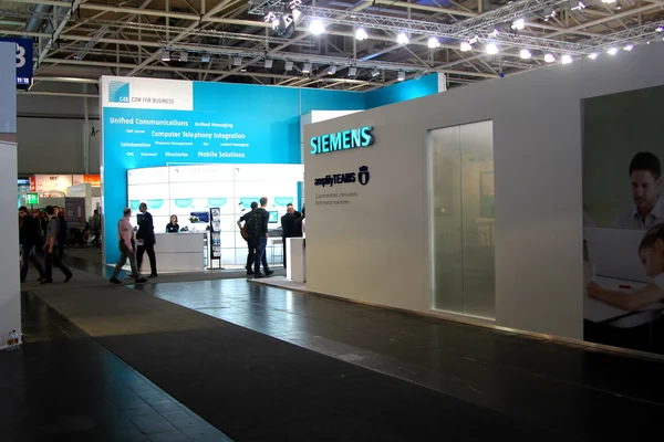 HANNOVER, ALEMANHA - MARÇO 9: stand da Siemens em 9 de março de 2013 na CEBIT computer expo, Hannover, Alemanha. CeBIT é a maior exposição de computadores do mundo . — Fotografia de Stock