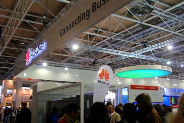 Hannover - 9 Mart: huawei stand üzerine 9 Mart 2013 CeBIT bilgisayar Fuarı, hannover, Almanya. dünyanın en büyük bilgisayar Fuarı CeBIT olduğunu.