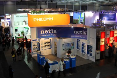 Hannover - 9 Mart: phicomm ve netis kürsüye 9 Mart 2013 CeBIT bilgisayar Fuarı, hannover, Almanya. dünyanın en büyük bilgisayar Fuarı CeBIT olduğunu.
