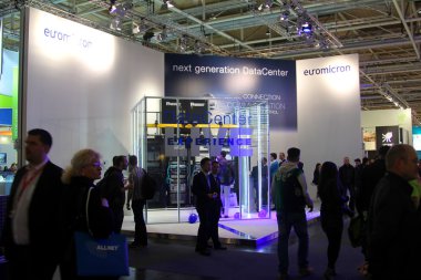 Hannover - 9 Mart: euromicron stand üzerine 9 Mart 2013 CeBIT bilgisayar Fuarı, hannover, Almanya. dünyanın en büyük bilgisayar Fuarı CeBIT olduğunu.