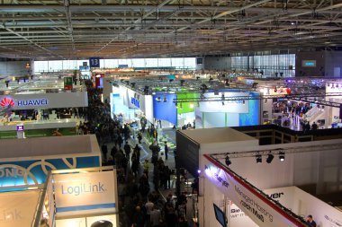 annover - 9 Mart: Görünüm Hall 13 9 Mart 2013 tarihinde CeBIT bilgisayar Fuarı, hannover, Almanya. dünyanın en büyük bilgisayar Fuarı CeBIT olduğunu.