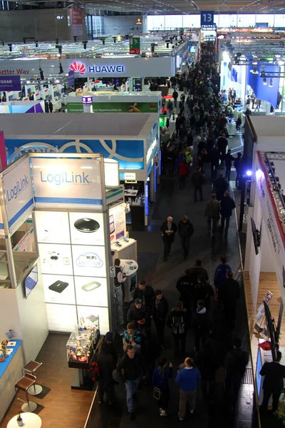 Annover - 9. März: Blick in Halle 13 am 9. März 2013 auf der cebit computer expo, hannover, deutschland. Die Cebit ist die weltgrößte Computermesse. — Stockfoto