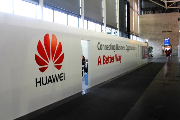 Ганновер - 9 марта: стенд Huawei 9 марта 2013 года на выставке компьютеров CEBIT, Ганновер, Германия. CeBIT is the world 's largest computer expo . — стоковое фото