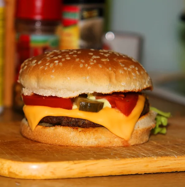 Der Cheesburger im Vordergrund — Stockfoto