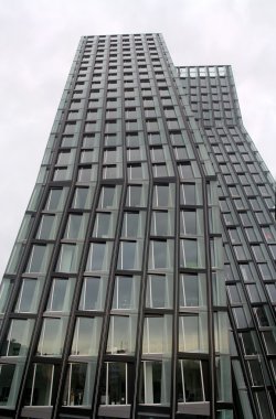 panoramik manzaralı ofis binası
