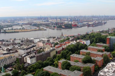 yüksek noktadan şehir görüntüsü