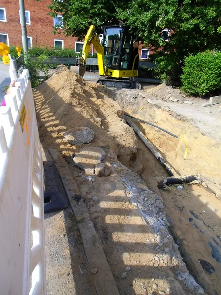 A escavadora em um buraco com um cabo — Fotografia de Stock