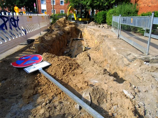 De graafmachine in een gat met een kabel — Stockfoto