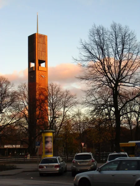 Kerktoren met uren — Stockfoto