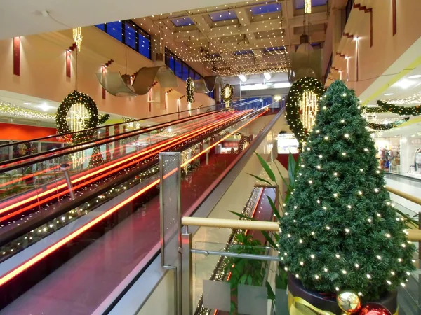 La escalera mecánica plana en el centro comercial — Foto de Stock