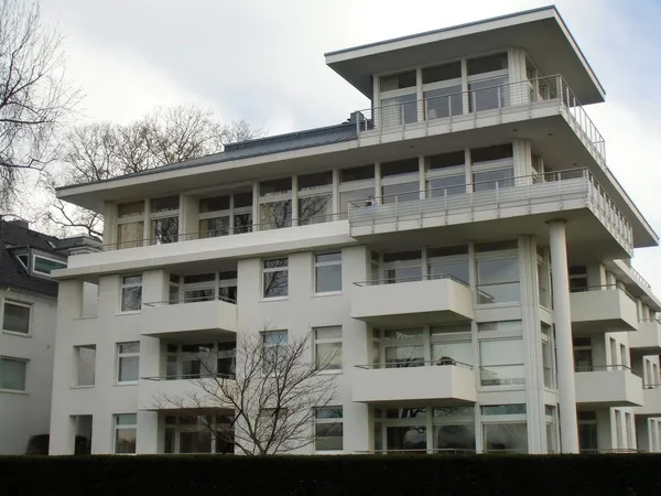 A imagem do edifício residencial branco — Fotografia de Stock