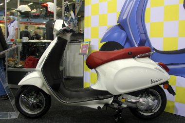 Hamburg, Almanya - 22 Şubat: hmt (hamburger motorrad tage) expo, hamburg, Almanya üzerinde 22 Şubat 2014 SCOOTERLAR beyaz. HMT büyük motosiklet Fuarı olan