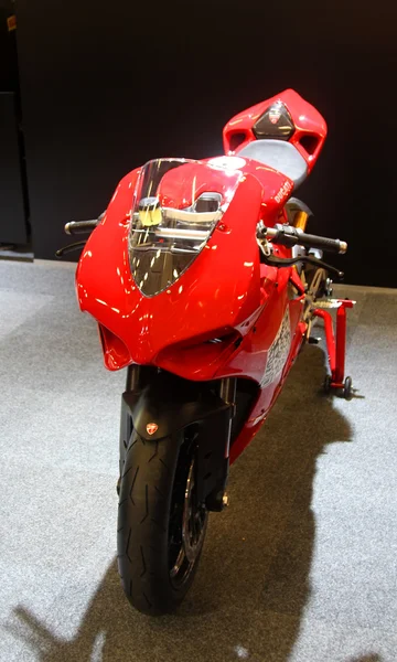 HAMBURG, ALEMANIA - 22 DE FEBRERO: La motocicleta roja el 22 de febrero de 2014 en la exposición HMT (Hamburger Motorrad Tage), Hamburgo, Alemania. HMT es una gran exposición de motocicletas —  Fotos de Stock