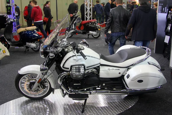 ГАМБУРГ, ГЕРМАНИЯ - 22 февраля: Белый мотоцикл 22 февраля 2014 года на выставке HMT (Hamburger Motorrad Tage), Гамбург, Германия. HMT - большая выставка мотоциклов — стоковое фото
