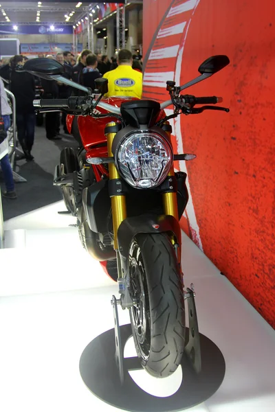 ГАМБУРГ, ГЕРМАНИЯ - 22 февраля: Красный мотоцикл 22 февраля 2014 года на выставке HMT (Hamburger Motorrad Tage), Гамбург, Германия. HMT - большая выставка мотоциклов — стоковое фото