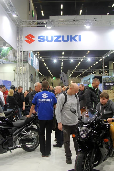 HAMBURG, GERMANIA - 22 FEBBRAIO: Stand di Suzuki il 22 febbraio 2014 alla fiera HMT (Hamburger Motorrad Tage) di Amburgo, Germania. HMT è una grande fiera motociclistica — Foto Stock