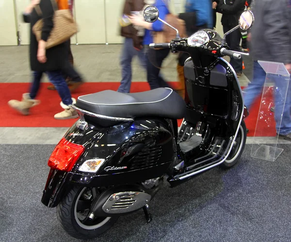 HAMBURG, GERMANY - FEBRUARY 22: The black motorscooter on 22. februar 2014 på HMT (Hamburger Motorrad Tage) expo, Hamburg, Tyskland. HMT er en stor motorsykkelexpo – stockfoto