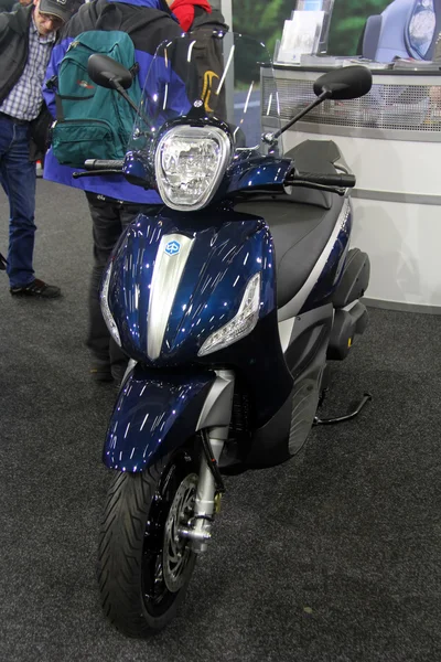 HAMBURG, GERMANY - FEBRUARY 22: The blue motorscooter on February 22, 2014 at HMT (Hamburger Motorrad Tage) expo, Hamburg, Germany. HMT is a large motorcycle expo — Stock Photo, Image