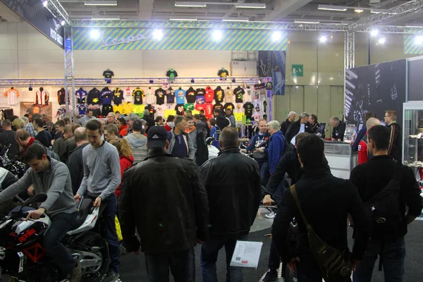 HAMBURG, ALEMANIA - 22 DE FEBRERO: El stand de la exposición el 22 de febrero de 2014 en la exposición HMT (Hamburger Motorrad Tage), Hamburgo, Alemania. HMT es una gran exposición de motocicletas — Foto de Stock