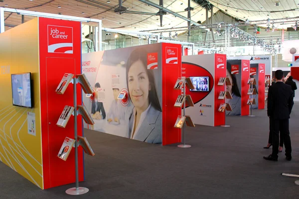 HANNOVER, ALEMANHA - 13 DE MARÇO: O stand de Trabalho e Carreira em 13 de março de 2014 na CEBIT computer expo, Hannover, Alemanha. CeBIT é a maior exposição de computadores do mundo — Fotografia de Stock