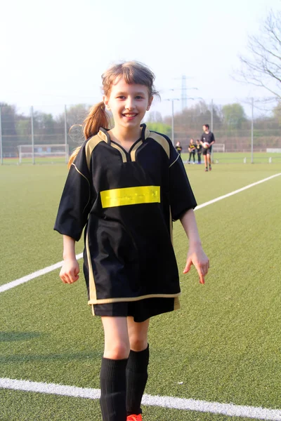 La ragazza il giocatore di calcio su un campo di calcio — Foto Stock