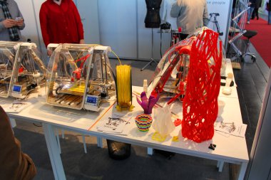 Hannover, Almanya - 13 Mart: 3d printerlere harcama maddeler üzerinde 13 Mart 2014 CeBIT bilgisayar Fuarı, hannover, Almanya. dünyanın en büyük bilgisayar Fuarı CeBIT olduğunu