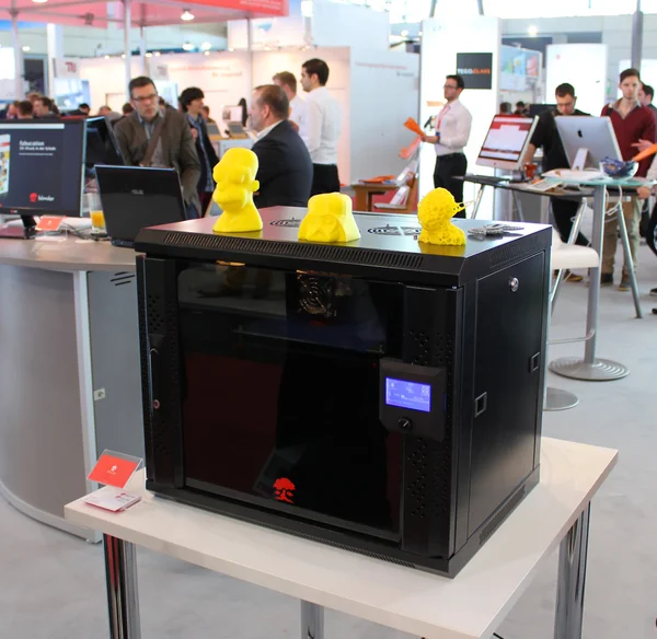 Hannover, deutschland - 13. märz: der 3D-drucker am 13. märz 2014 auf der cebit computer expo, hannover, deutschland. Die Cebit ist die weltgrößte Computermesse — Stockfoto