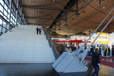 Hannover, Almanya - 13 Mart: üzerinde 13 Mart 2014 CeBIT bilgisayar Fuarı, hannover, Almanya, expo hall merdivenlerde. dünyanın en büyük bilgisayar Fuarı CeBIT olduğunu