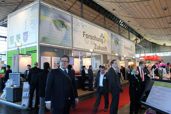 HANNOVER, ALEMANIA - 13 DE MARZO: El stand de información del 13 de marzo de 2014 en CEBIT computer expo, Hannover, Alemania. CeBIT es la mayor exposición de ordenadores del mundo —  Fotos de Stock